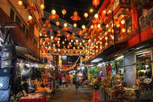 Người Hoa thường treo rất nhiều đèn lồng đỏ để cầu mong một năm may mắn