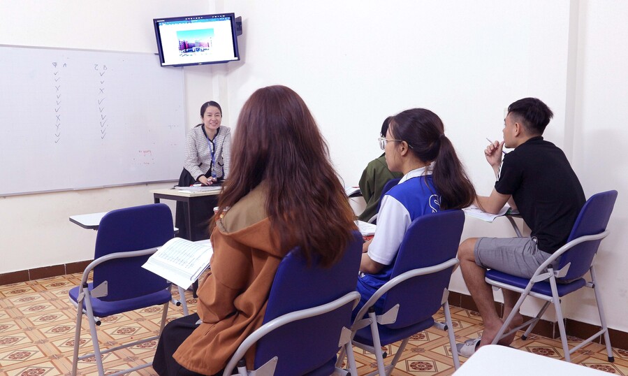Không khí học tập vui vẻ và thoải mái trong một buổi học Tiếng Trung ở NewSky.