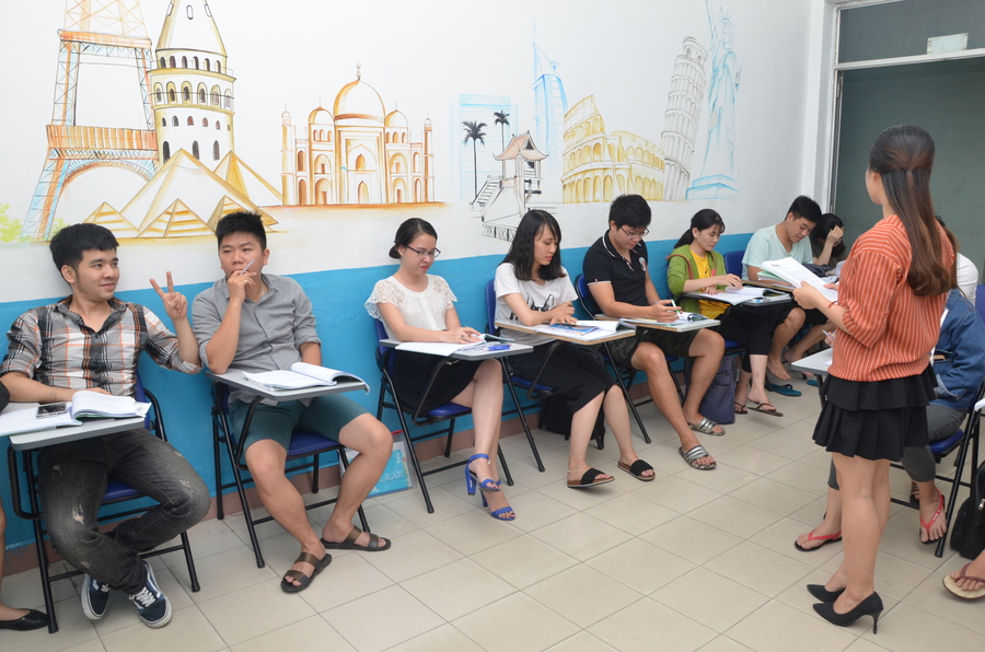 Học sinh và giảng viên khóa học tiếng Trung tại NewSky - Trung tâm học Tiếng Trung uy tín dành cho sinh viên Trường Đại học Công nghiệp thực phẩm.
